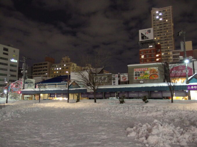 1月中旬冬の北海道大雪の後の札幌雪に埋もれ静まり返った夜の二条市場