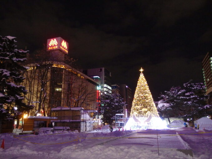 1月中旬冬の北海道大雪の後の札幌テレビ塔前の大通り公園のうつくしいイルミネーション
