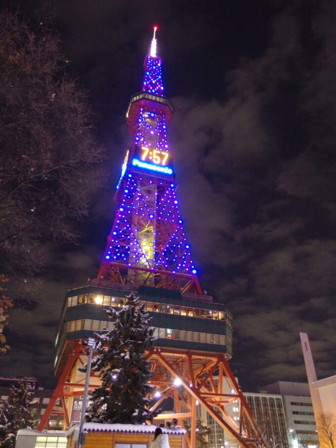 1月中旬冬の北海道大雪の後の札幌イルミネーションの散りばめられた美しいさっぽろテレビ塔