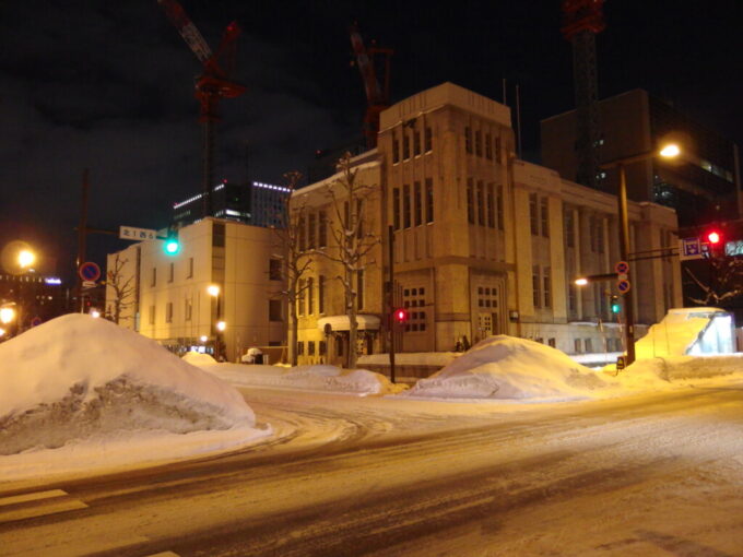 1月中旬冬の北海道大雪の後の札幌北菓楼札幌本館旧北海道庁立図書館の重厚な建物