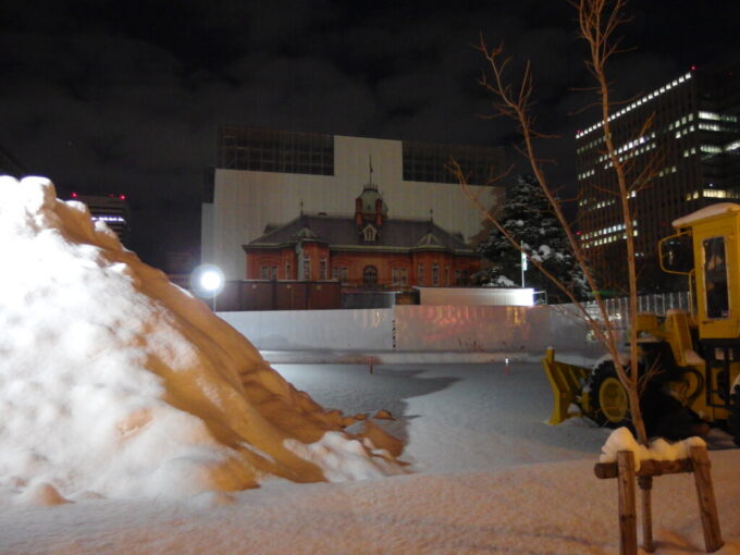 1月中旬冬の北海道大雪の後の札幌2022年から3年かけて改修工事が行われている北海道庁赤れんが庁舎