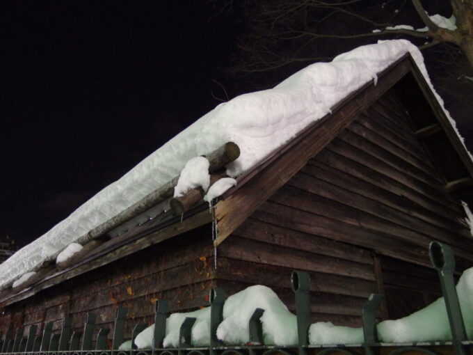 1月中旬冬の北海道大雪の後の札幌北大植物園に残された古い木の小屋