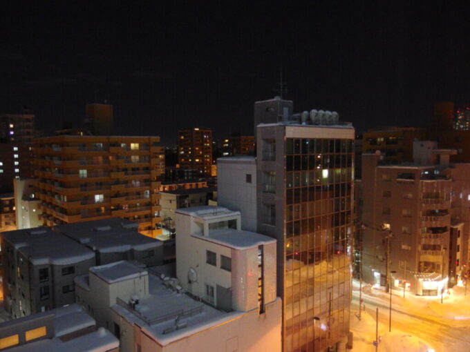 1月中旬冬の北海道大雪の後の札幌ホテルルートイン札幌北四条客室から望む雪景色の札幌の街並み