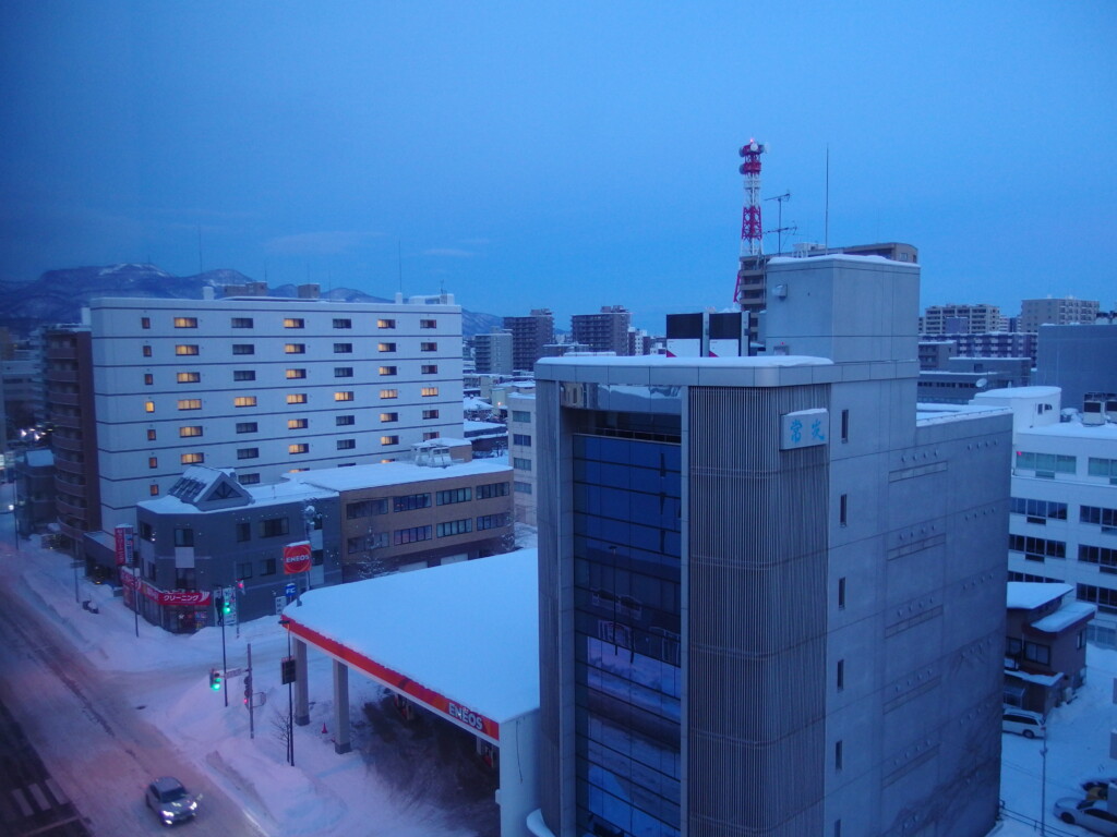 1月中旬冬の北海道大雪の後の札幌ホテルルートイン札幌北四条で迎える純白の朝