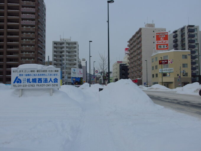 1月中旬冬の北海道大雪の後の札幌ホテルルートイン札幌北四条をチェックアウトし北5条手稲通を西へと歩く