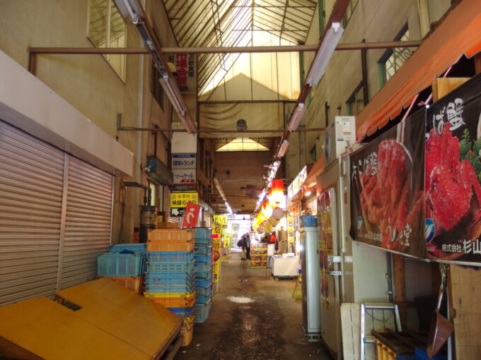 1月中旬冬の北海道大雪の後の札幌中央卸売市場場外市場渋い雰囲気漂う卸売センター