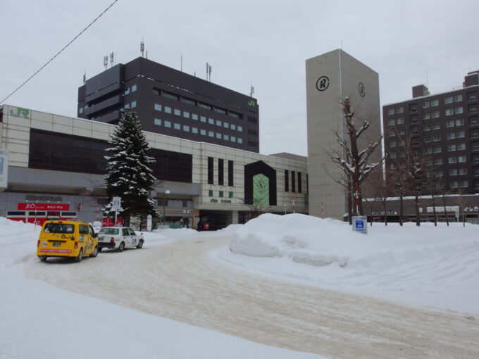 1月中旬冬の北海道大雪の後の札幌桑園駅から札沼線学園都市線で一駅の札幌へ