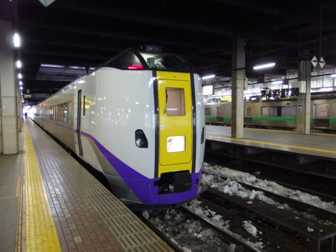 1月中旬冬の北海道大雪の後の札幌駅ホームに停車中のキハ261系特別急行とかち号帯広行き