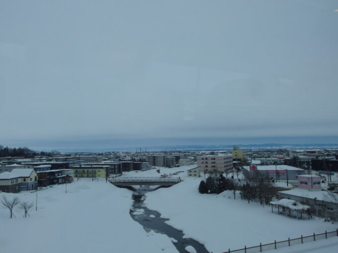 1月中旬冬の北海道大雪の後の北海道キハ261系特別急行とかち号は定刻に札幌を発車し千歳へと向かう