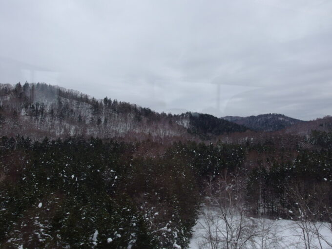1月中旬冬の北海道大雪の後のキハ261系特別急行とかち号車窓からは雄大さが消え険しい山越えへ