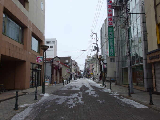 1月中旬冬の初十勝帯広人通りの少ない昼の銀座通り