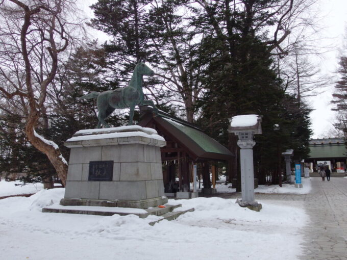 1月中旬冬の初十勝帯広帯廣神社立派な馬の銅像