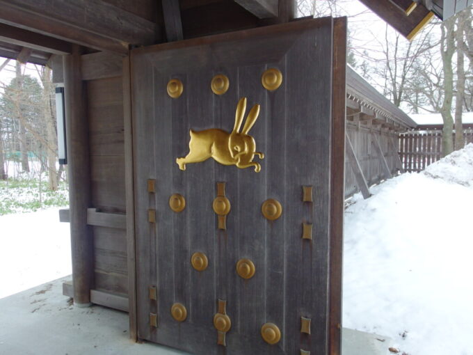 1月中旬冬の初十勝帯広帯廣神社東の門に輝く金の兎