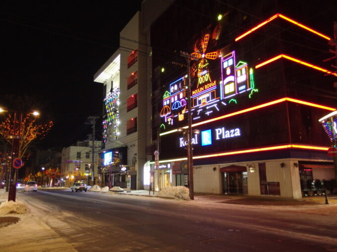 1月中旬冬の初十勝帯広夜に輝くロイヤルプラザの印象的な建物