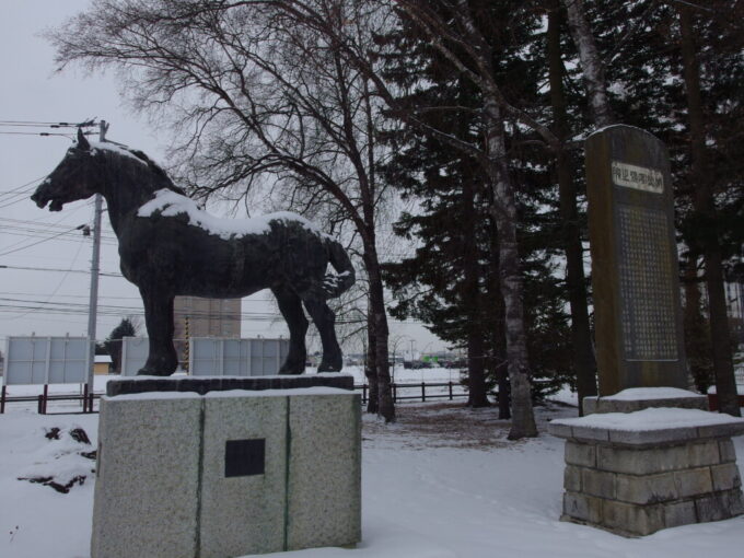 1月中旬冬の初十勝帯広ばんえい十勝帯広競馬場入口に建つ雪をかぶったイレネー号の銅像