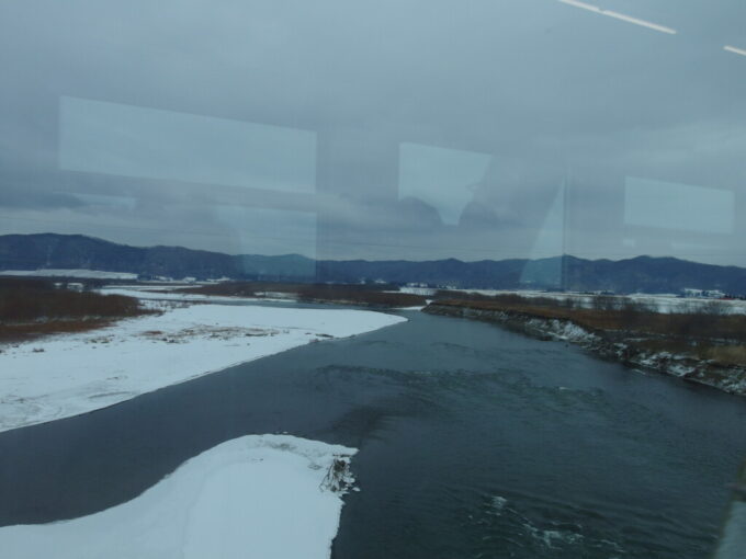 1月中旬冬の初十勝根室本線H100形釧路行き普通列車は十勝川を渡る