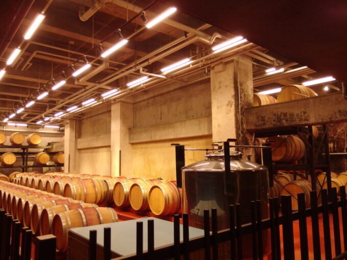 1月中旬冬の初十勝池田町ブドウ・ブドウ酒研究所通称池田ワイン城地下熟成室に並ぶいくつもの樽