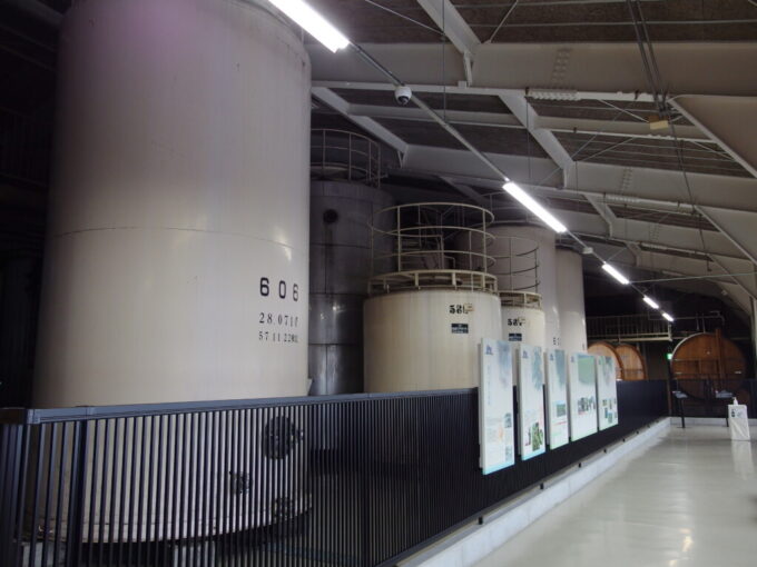 1月中旬冬の初十勝池田町ブドウ・ブドウ酒研究所通称池田ワイン城C倉庫にずらりと並んだ巨大なタンク