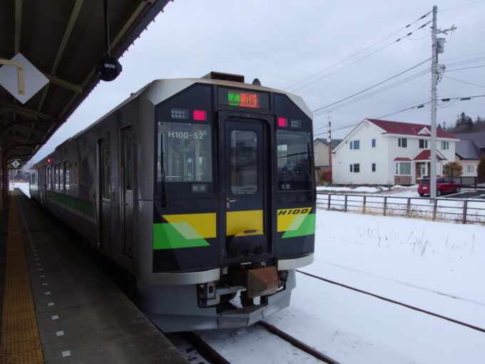 1月中旬冬の初十勝池田駅停車中のH100形気動車DECMOデクモ普通列車新得行き