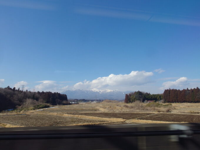 2月中旬晴天の秋田新幹線E6系こまち号秋田行き車窓から望む雪の少ない那須岳