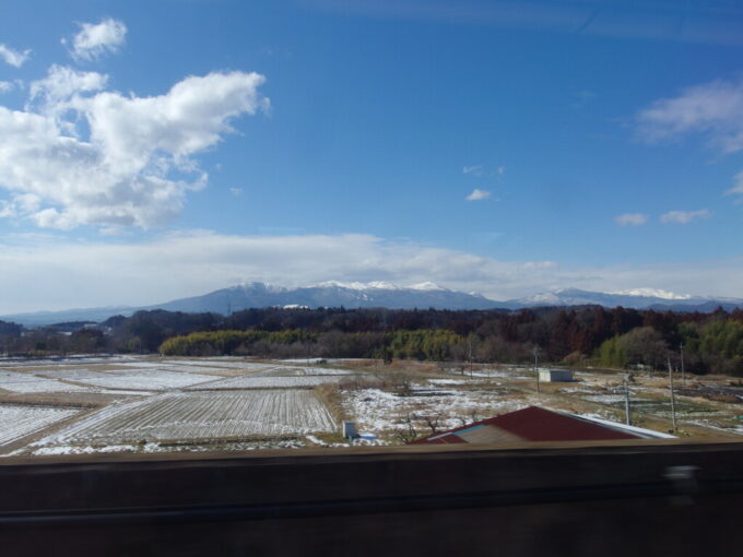 2月中旬晴天の秋田新幹線E6系こまち号秋田行き車窓から眺める安達太良山