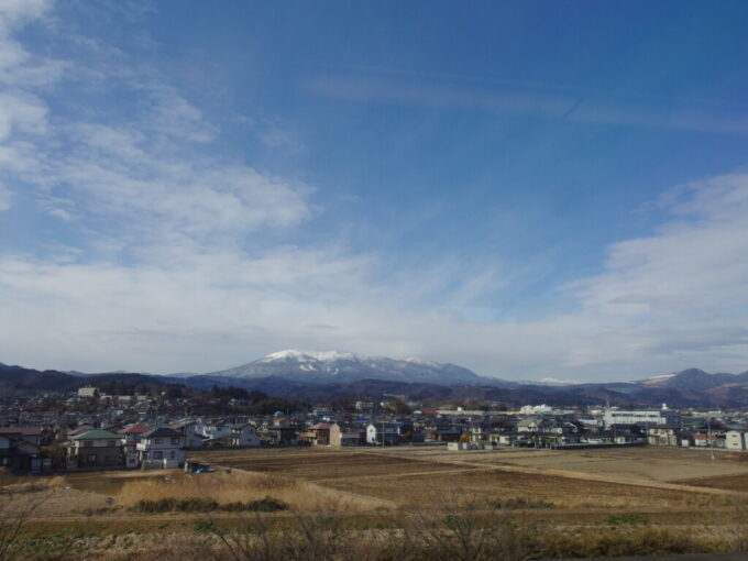 2月中旬晴天の秋田新幹線E6系こまち号秋田行き車窓から望む蔵王山