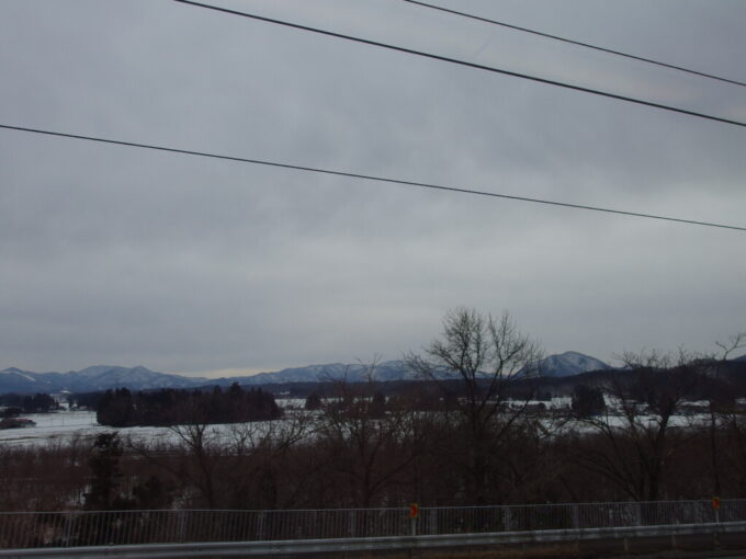 2月中旬晴天の秋田新幹線E6系こまち号秋田行き日本の背骨奥羽山脈に近づくにつれ段々と積雪が増え始める