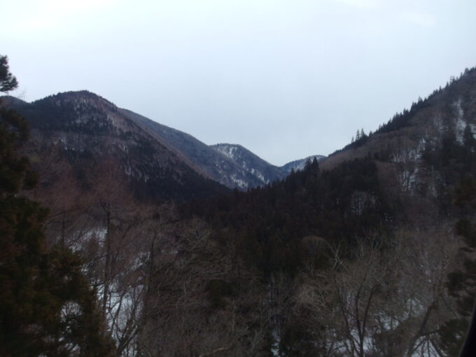 2月中旬晴天の秋田新幹線E6系こまち号秋田行きは奥羽山脈日本の背骨へと挑み深い山へと分け入る