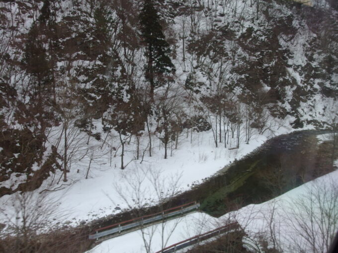 2月中旬晴天の秋田新幹線E6系こまち号秋田行きは長い仙岩トンネルを抜け日本海側へ