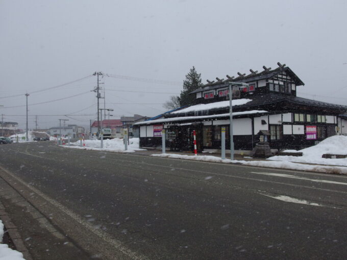 2月中旬雪の少ない田沢湖駅前お土産屋田沢湖市