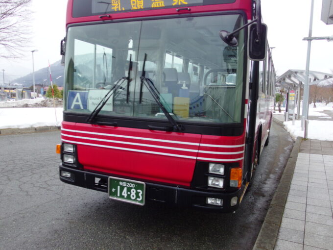2月中旬雪の少ない田沢湖駅小田急バスそっくりの塗装の羽後交通乳頭温泉行きバス