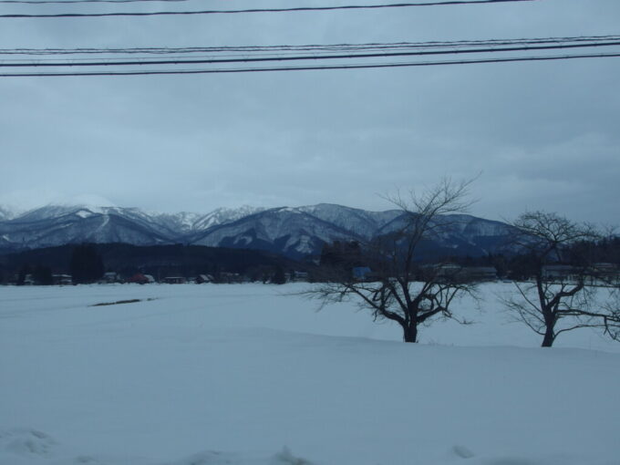 2月中旬羽後交通乳頭温泉行きバス車窓から眺める銀世界と秋田駒ケ岳