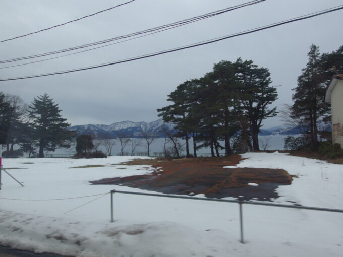 2月中旬羽後交通乳頭温泉バス車窓から眺める冬の田沢湖