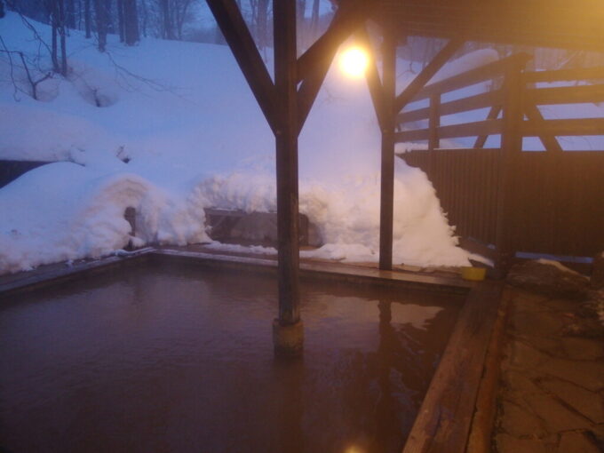 2月中旬秘湯乳頭温泉郷大釜温泉積雪の時季には温くなる大きな露天風呂