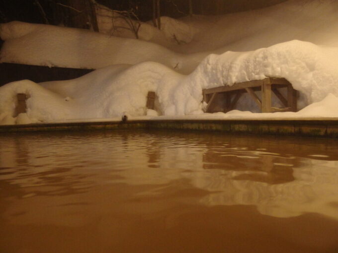2月中旬秘湯乳頭温泉郷大釜温泉黄金色のお湯と純白の雪の対比が美しい夜の露天風呂