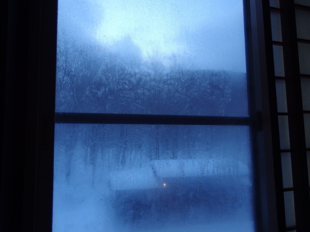2月中旬秘湯乳頭温泉郷大釜温泉出迎える静かな朝窓も凍り開かなくなる寒さ
