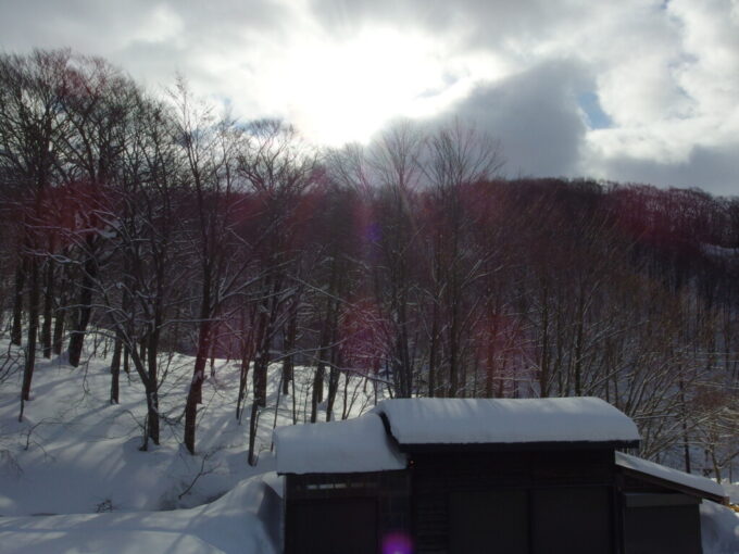 2月中旬秘湯乳頭温泉郷大釜温泉凍てついた窓も溶け薄日が差すように