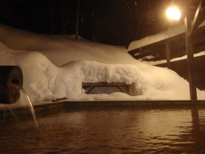 2月中旬秘湯乳頭温泉郷大釜温泉純白の雪に埋もれながら浸る夜の露天