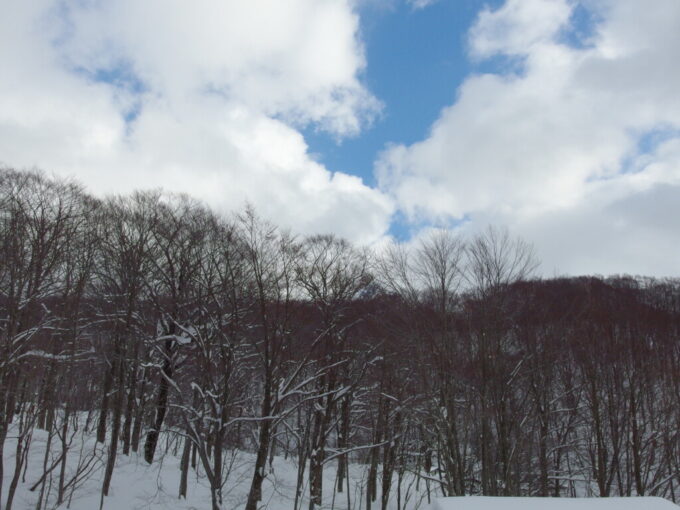 2月中旬秘湯乳頭温泉郷大釜温泉降り続いた雪が止み青空を覗かせる昼下がり