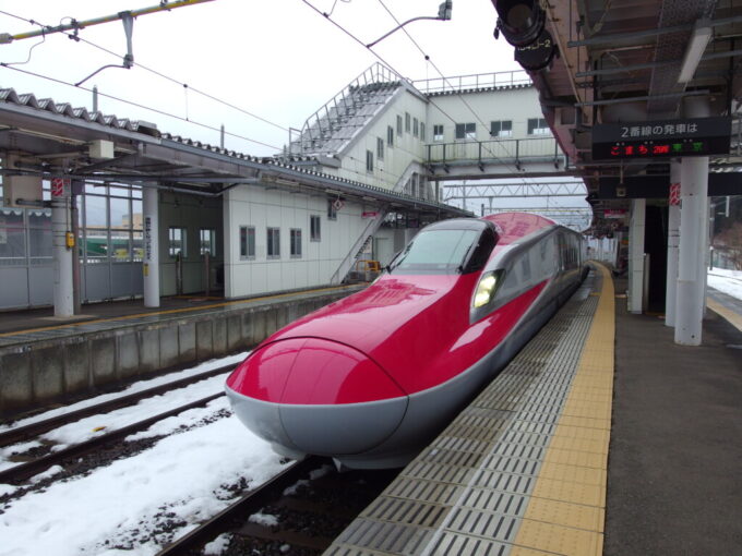 2月中旬田沢湖駅に入線するE6系こまち号東京行き