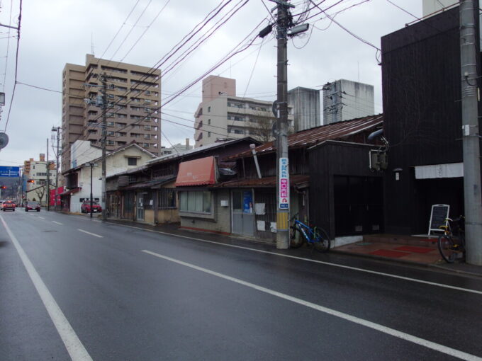 2月中旬小雨交じりの盛岡本町通の渋い商店