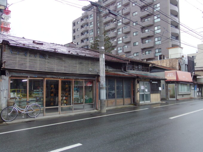 2月中旬小雨交じりの盛岡本町通のに連なる長屋風の商店