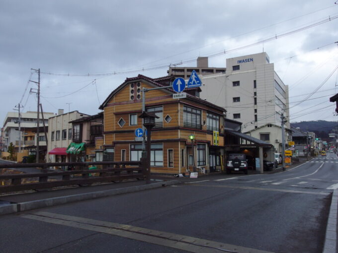 2月中旬小雨交じりの盛岡中津川上ノ橋端に建つ東光書店の渋い建物