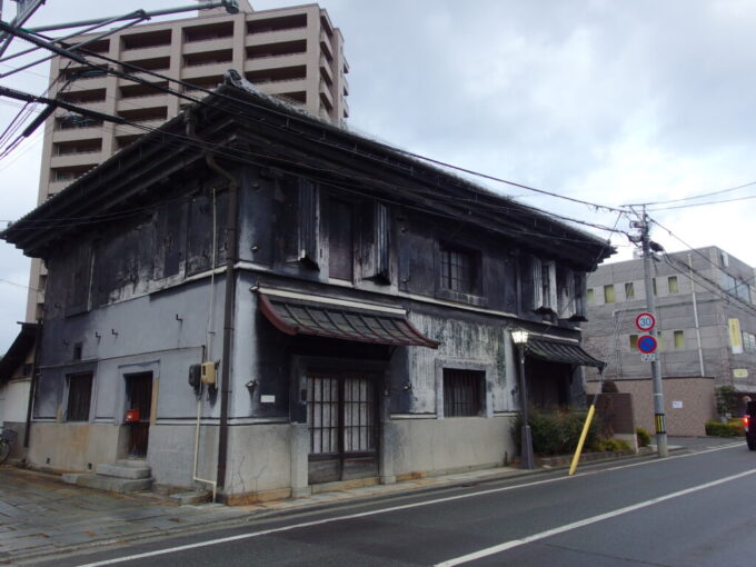 2月中旬小雨交じりの盛岡黒漆喰が重厚な旧井弥商店