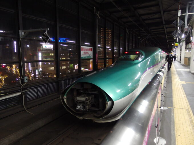 2月中旬夜の盛岡駅新幹線ホームでこまち号の連結を待つH5系はやぶさ号の開けられた連結器カバーと現れた連結器