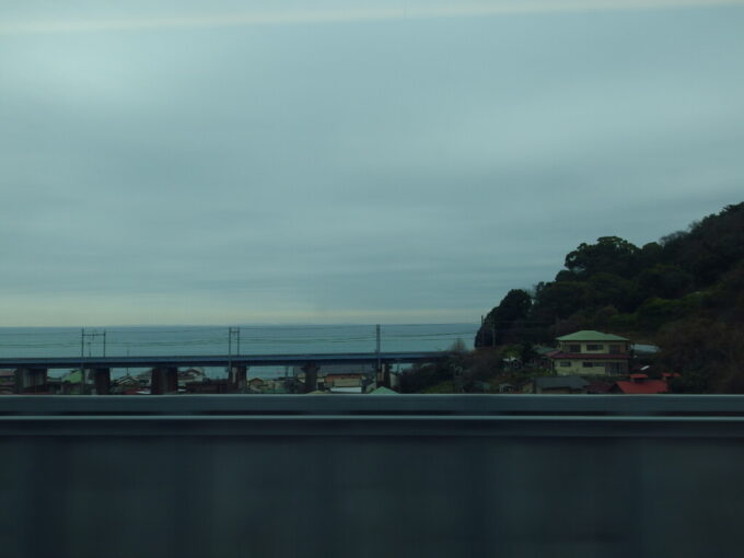 2月中旬曇天の東海道新幹線N700Sのぞみ号新大阪行き車窓から眺める相模湾