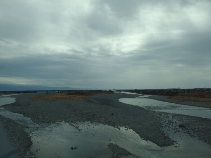 2月中旬東海道新幹線N700Sのぞみ号新大阪行き車窓から眺める急流富士川