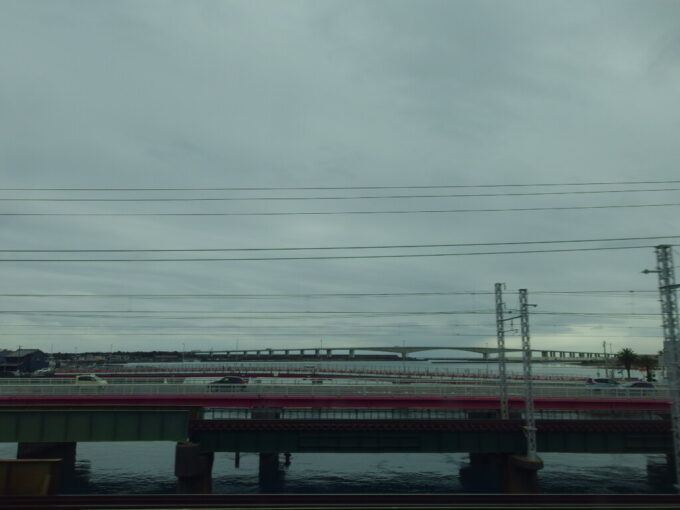 2月中旬東海道新幹線N700Sのぞみ号新大阪行き車窓から眺める浜名湖と幾重にも連なる橋