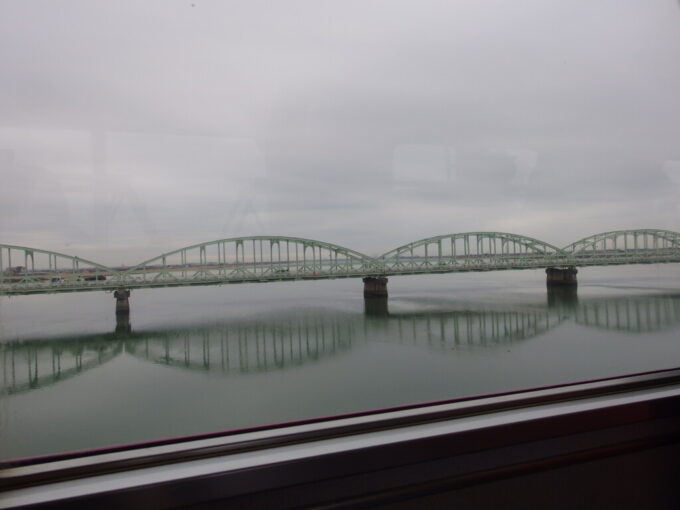 2月中旬近鉄名古屋線急行松阪行き車窓から眺める大河木曽川