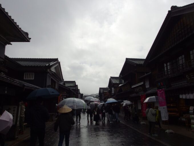 2月中旬冬の伊勢神宮内宮多くの参拝者で賑わう雨のおはらい町